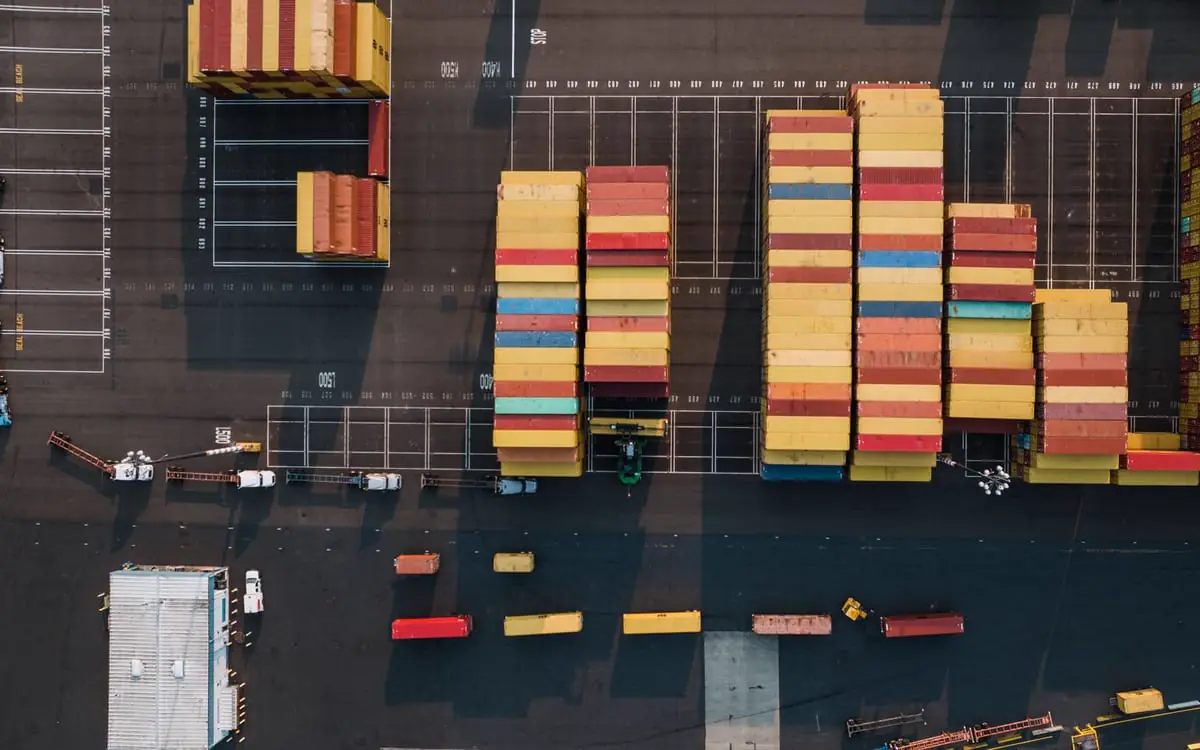 Vista aérea de contenedores llenos apilados en una terminal portuaria