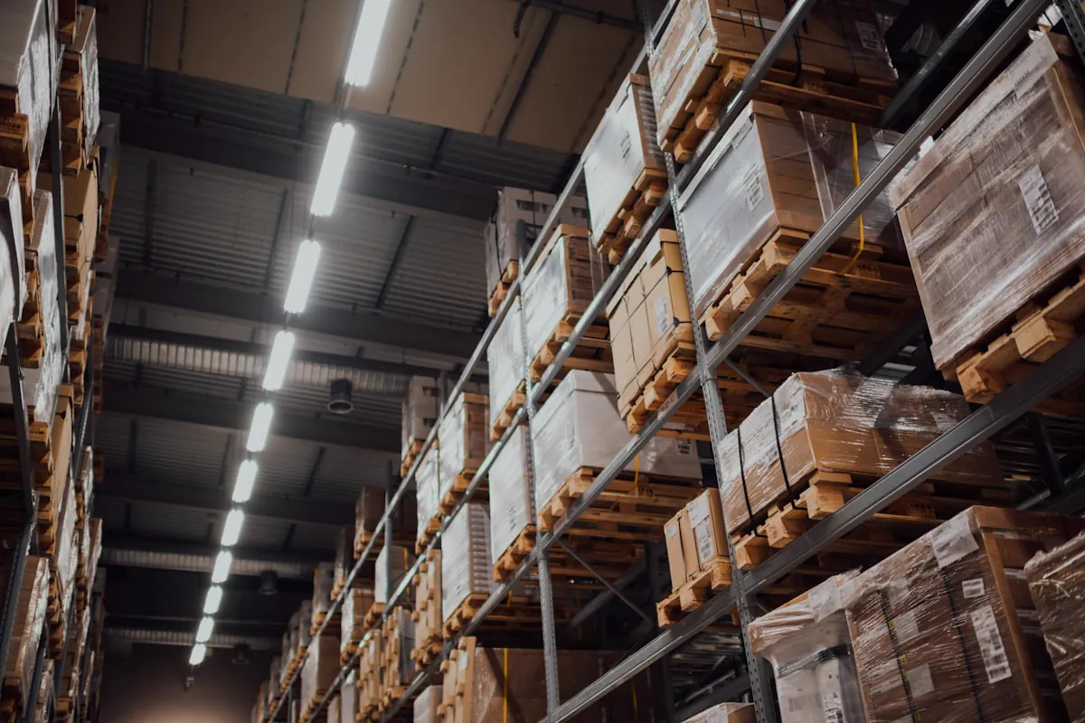 Racks altos de pallets cargados con mercancía en cajas y envuelta en film